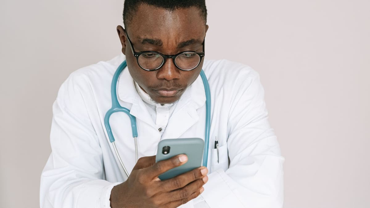 Doktorlar Instagram'da Reklam Verebilir mi? Etik ve Mevzuat Rehberi